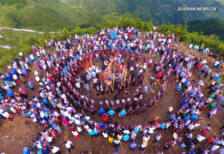 Мяосцы из уезда Цзяньхэ отмечают Праздник моления о дожде
