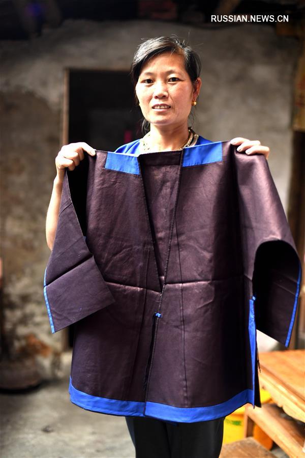 Традиционная "блестящая ткань" народности дун