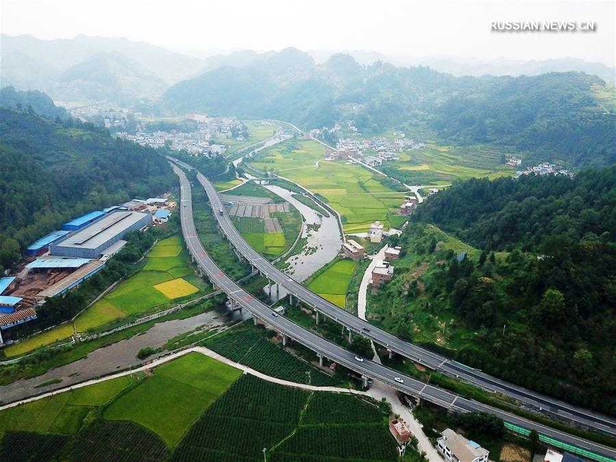 Участок скоростной автомагистрали Ланьчжоу-Хайкоу в провинции Гуйчжоу