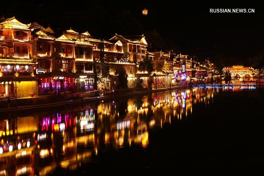 Ночные виды древнего городка Фэнхуан провинции Хунань