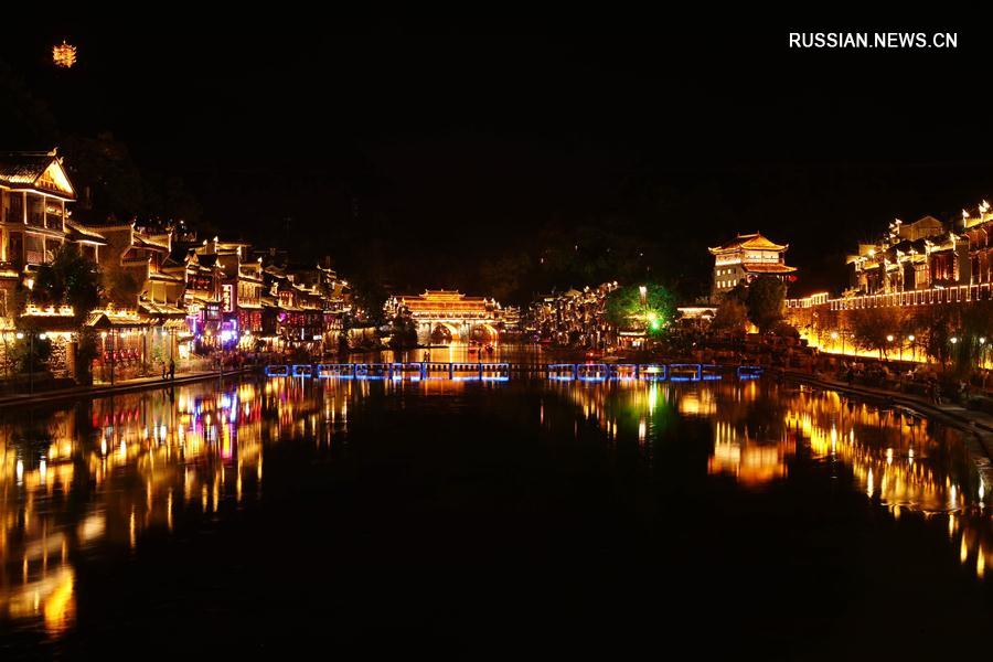 Ночные виды древнего городка Фэнхуан провинции Хунань