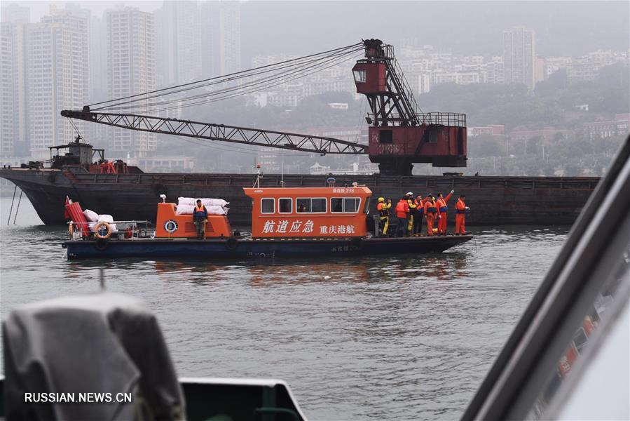 Спасатели ведут поиски пассажиров автобуса, упавшего в реку Янцзы в китайском городе Чунцин 