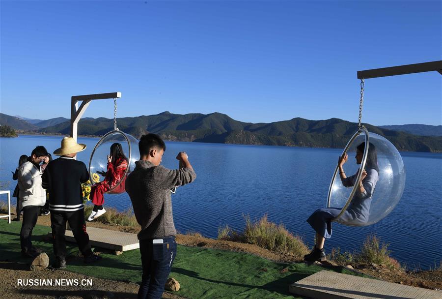 Очаровательные пейзажи озера Лугу в провинции Юньнань