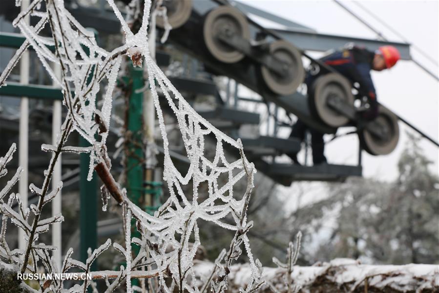 Инспекция и очистка от снега и льда канатных дорог в ландшафтном парке "Улинъюань"