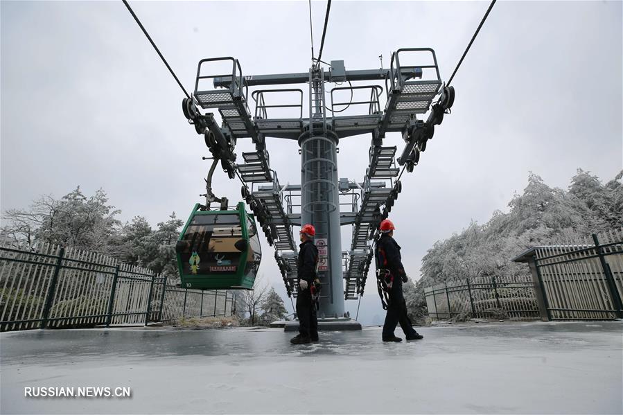 Инспекция и очистка от снега и льда канатных дорог в ландшафтном парке "Улинъюань"
