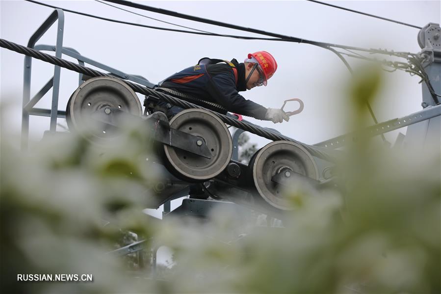 Инспекция и очистка от снега и льда канатных дорог в ландшафтном парке "Улинъюань"