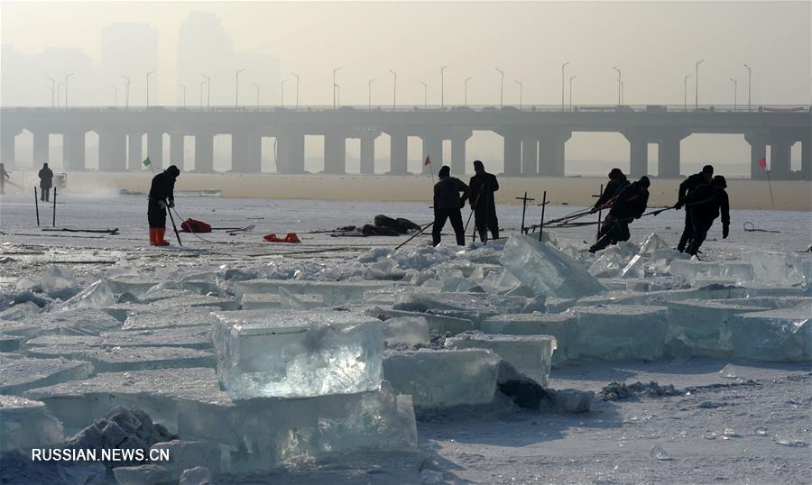 Сбор льда на реке Сунхуацзян