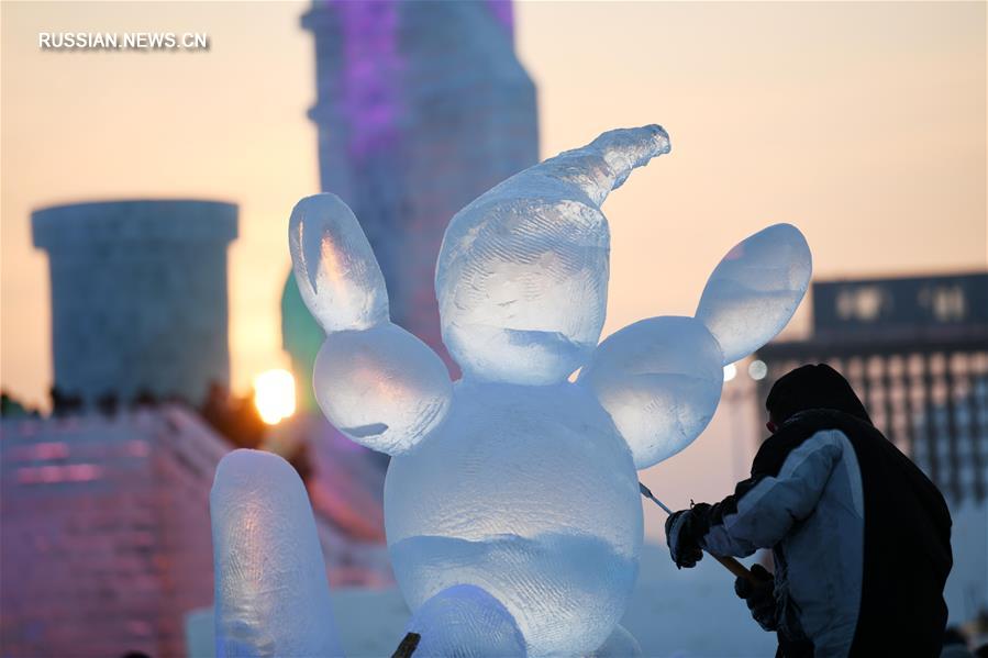 Международный конкурс ледяных скульптур продолжается в Харбине