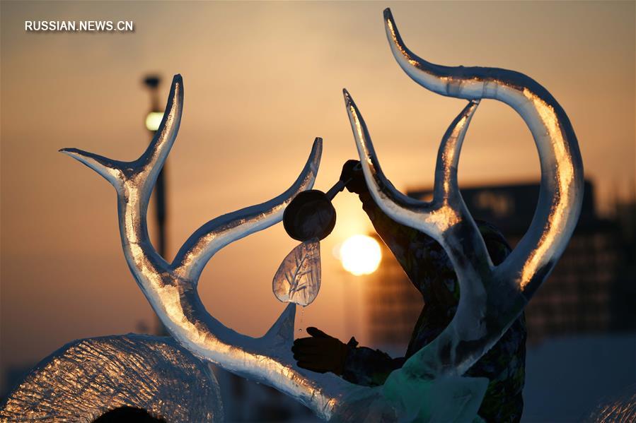 Международный конкурс ледяных скульптур продолжается в Харбине