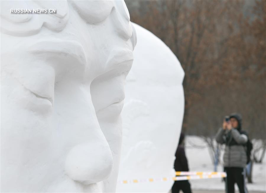 Снежные скульптуры в университетском кампусе 