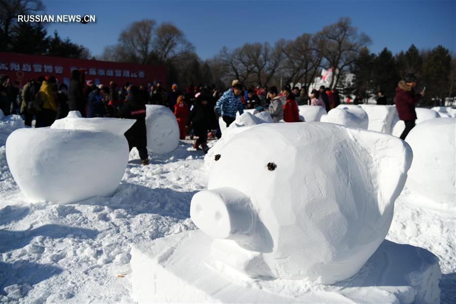 Семейный конкурс на лучшие скульптуры из снега в Харбине