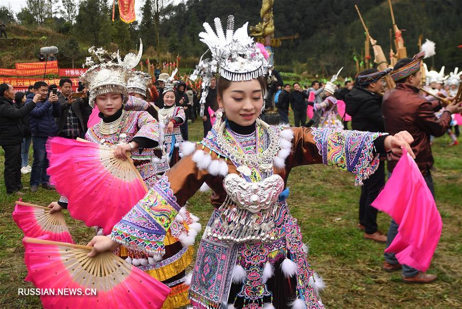 Весенний праздник народности мяо в уезде Жуншуй