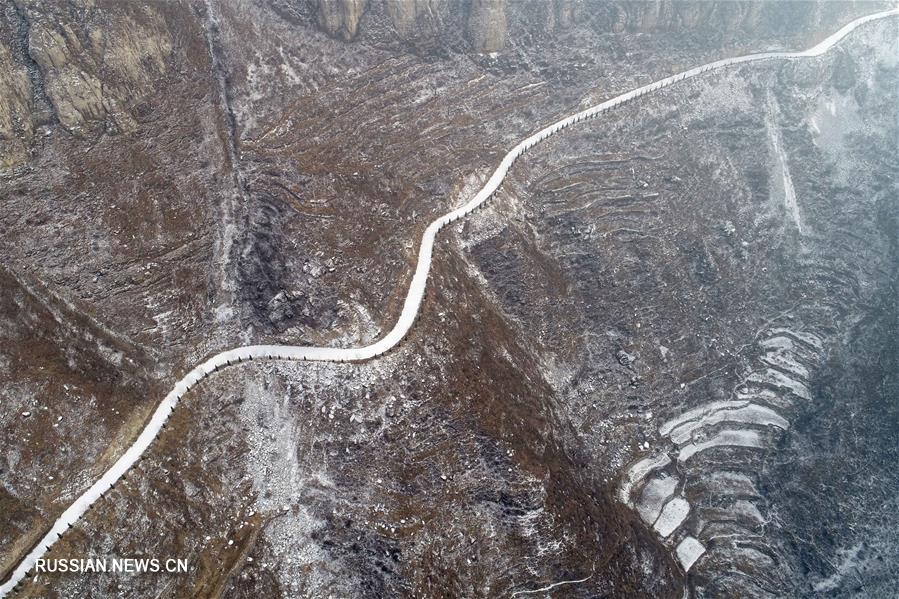 Графичная красота гор Тайхан под снегом