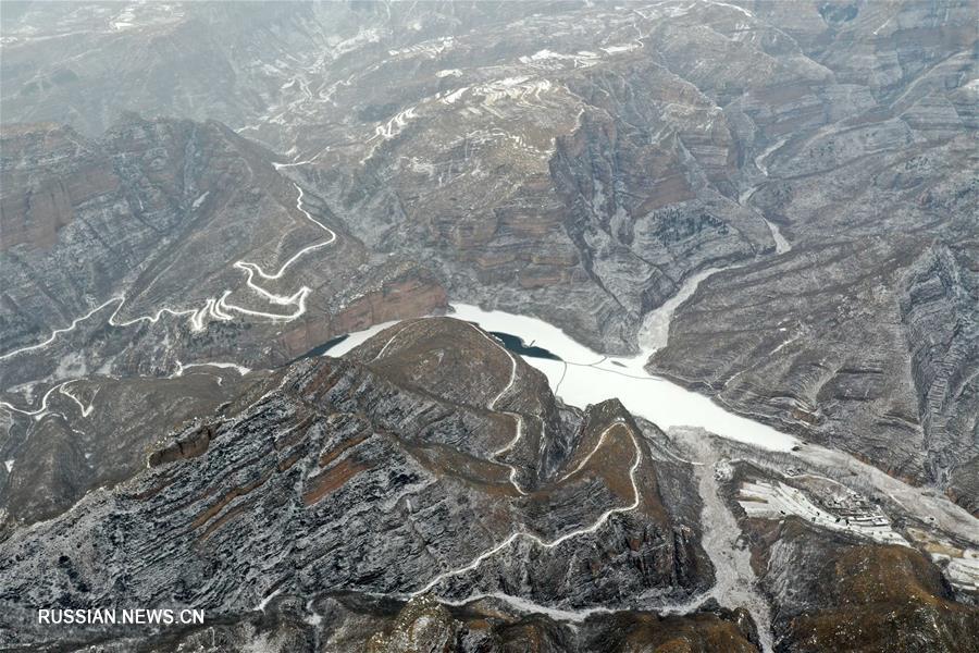 Графичная красота гор Тайхан под снегом