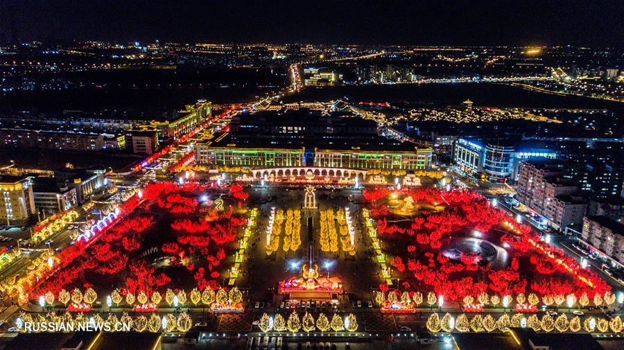 Вечерний Китай в огнях праздничной иллюминации