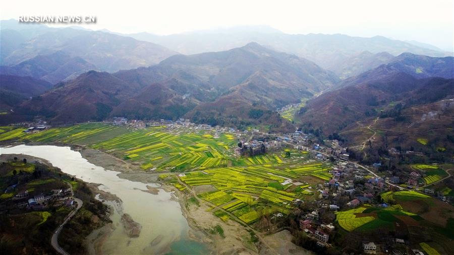 Пейзаж весенних полей в провинции Шэньси на северо-западе Китая