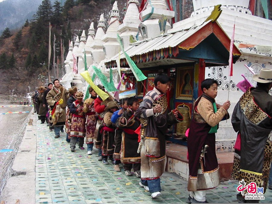 Наряды жителей в уезде Цзючжайгоу с тибетским стилем