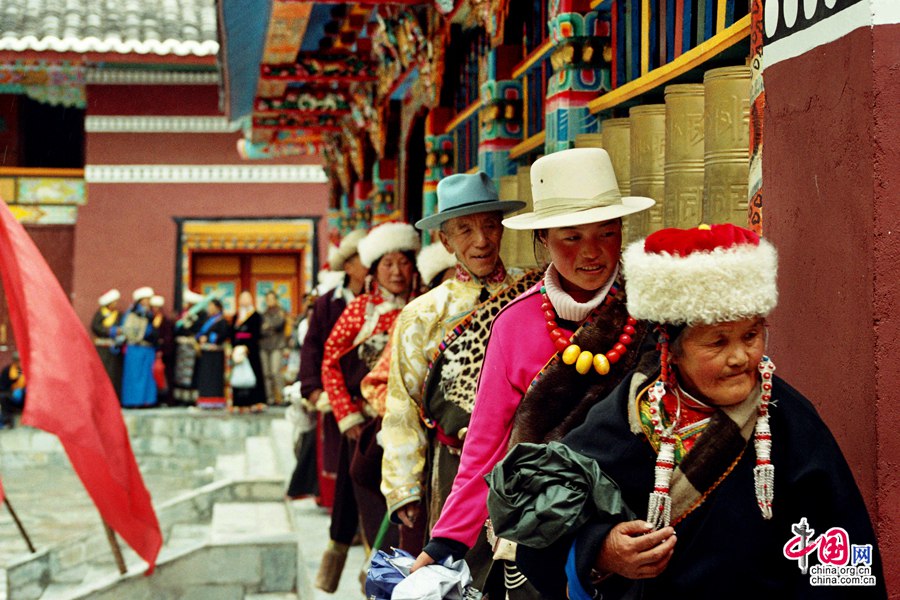 Наряды жителей в уезде Цзючжайгоу с тибетским стилем