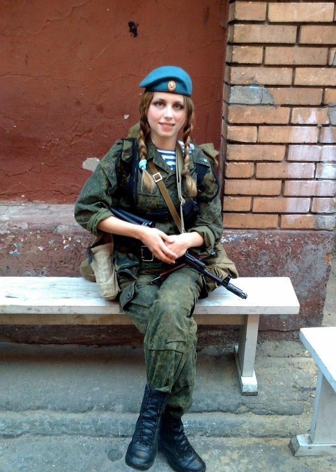Красивая российская десантница Юлия Харламова