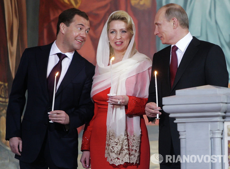 Д.Медведев и В.Путин на праздничном пасхальном богослужении в Храме Христа Спасителя