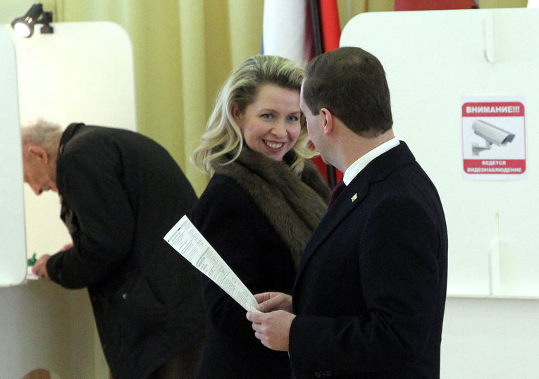 Светлана и Дмитрий Медведевы на избирательном участке