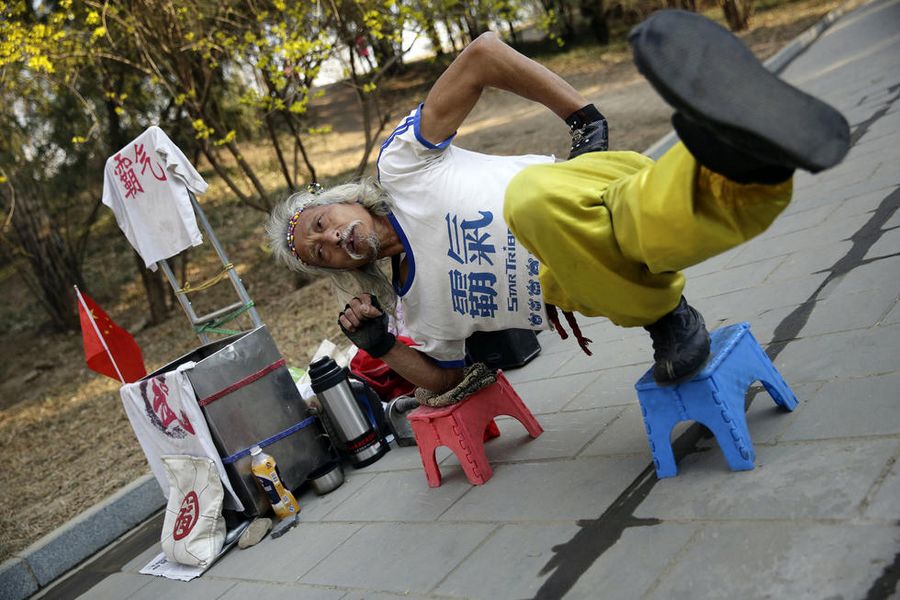 80-летний пекинский дедушка демонстрирует мастерство кунфу