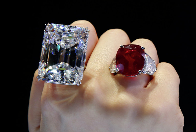 Модель демонстрирует кольца с алмазом и рубином