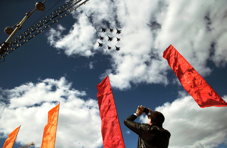 Истребители во время репетиции воздушной части военного парада в Москве
