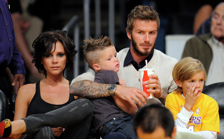 Дэвид Бекхэм с женой Викторией и детьми на баскетбольном матче в Лос-Анджелесе