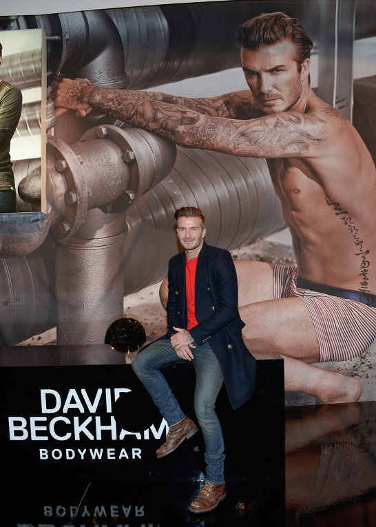 Британский футболист и модель Дэвид Бекхэм позирует для рекламной компании магазина H&M