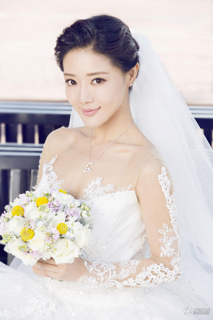 Красотка Дэн Цзяцзя в свадебных снимках