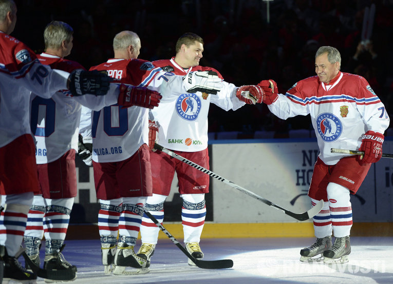 Министр обороны РФ Сергей Шойгу приветствует участников гала-матча турнира Ночной хоккейной лиги в Сочи.