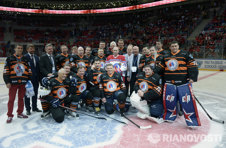 16 мая 2015. Президент России Владимир Путин во время церемонии фотографирования после окончания гала-матча турнира Ночной хоккейной лиги в Сочи.