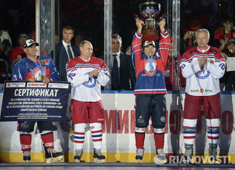 Президент России Владимир Путин (второй слева) на церемонии награждения победителей турнира – команды 