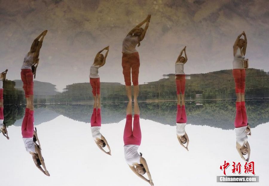 Мастера йоги из города Чанша продемонстрировали свое мастерство на воде 