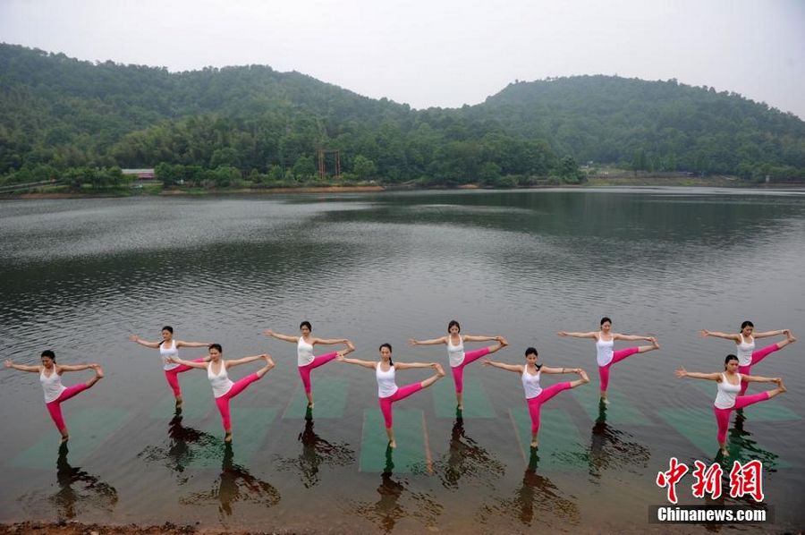 Мастера йоги из города Чанша продемонстрировали свое мастерство на воде 