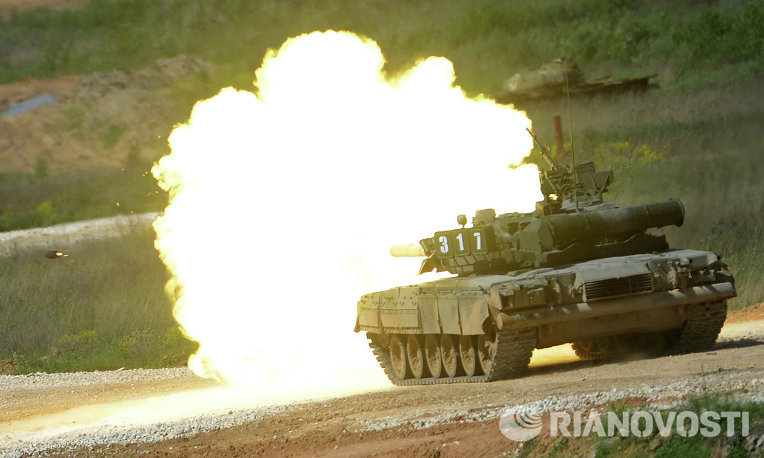 Танк Т-80 во время показа техники в рамках подготовки к международному военно-техническому форуму 