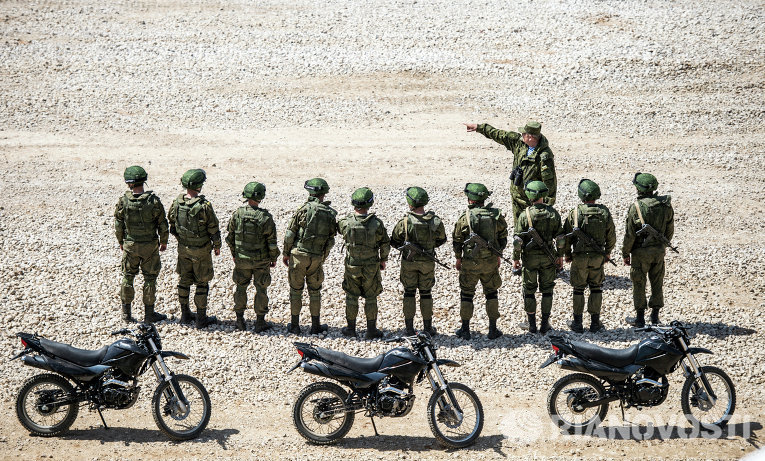 Военнослужащие во время показа техники в рамках подготовки к международному военно-техническому форуму 