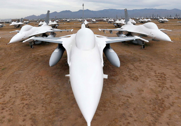 Американские многофункциональные лёгкие истребители F-16 Fighting Falcon на авиабазе ВВС США 