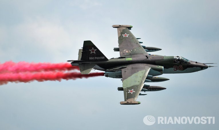 Самолет Су-25 во время показательных выступлений на всероссийском этапе международного конкурса 