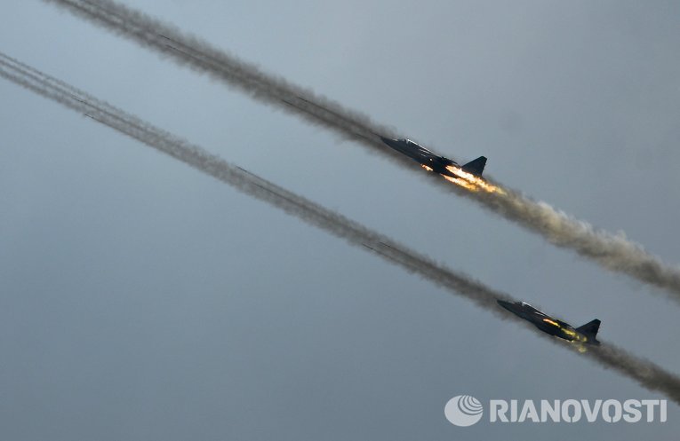 Самолеты Су-25 во время показательных выступлений на всероссийском этапе международного конкурса 
