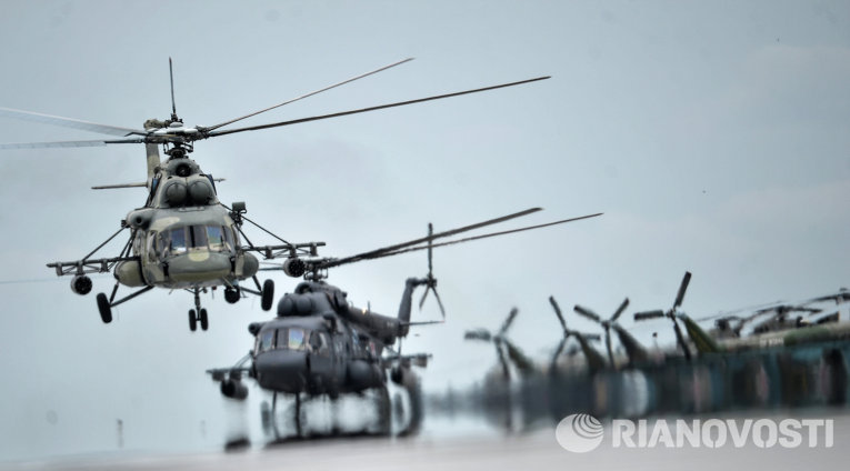 Вертолеты Ми-8 во время показательных выступлений на всероссийском этапе международного конкурса 
