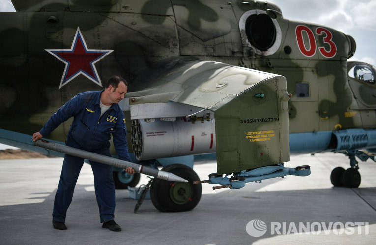 Заряжание боеприпасов в вертолет МИ-24 на всероссийском этапе международного конкурса 