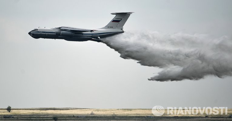 Самолет Ил-76 во время показательных выступлений на всероссийском этапе международного конкурса 