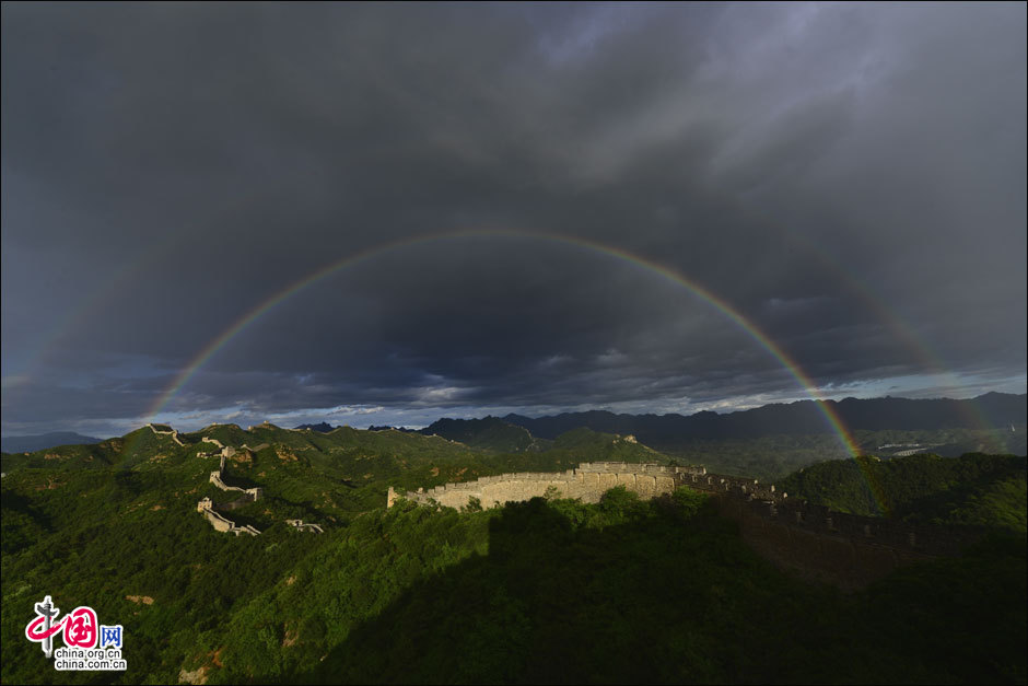 Красивая радуга на Великих китайских стенах