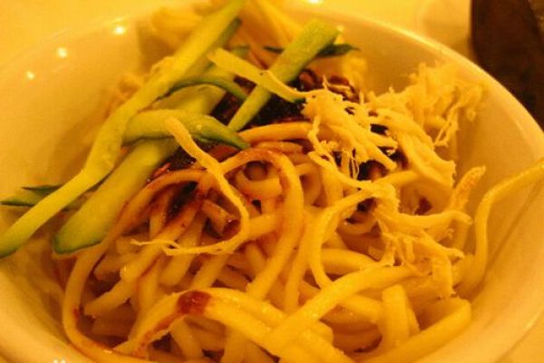 Для полноты ощущений стоит попробовать 20 видов аппетитной лапши из провинции Сычуань