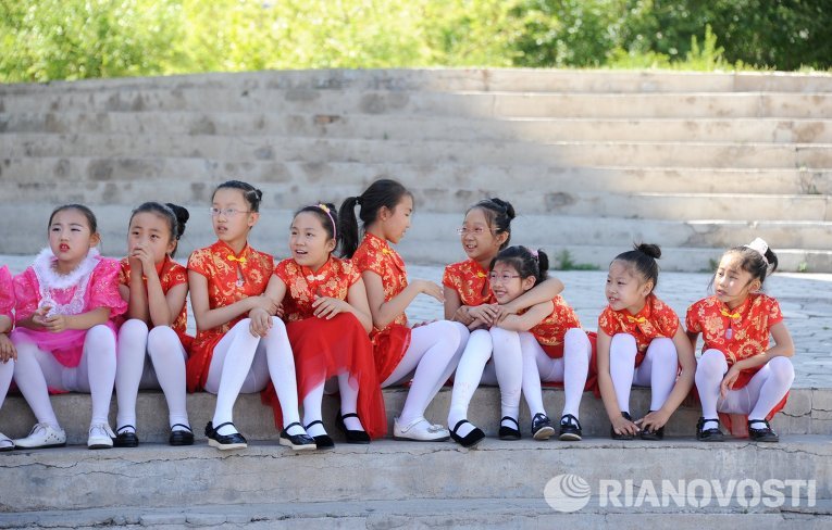 Дети ожидают начала своего выступления на школьном празднике в Маньчжурии