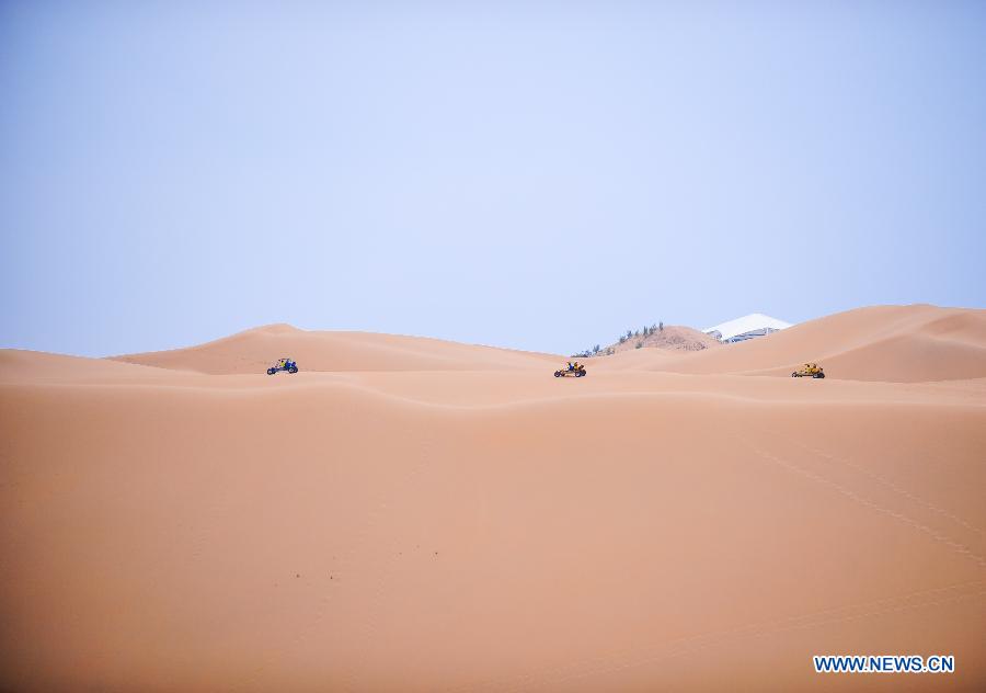 （晚报）（2）夏日内蒙古沙漠旅游热