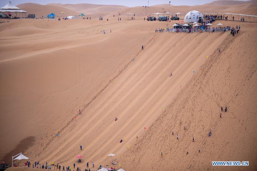 （晚报）（3）夏日内蒙古沙漠旅游热
