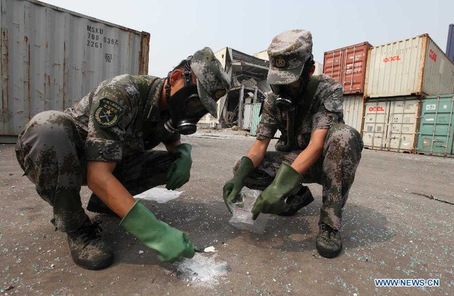 （天津港“8·12”事故）（1）国家核生化应急救援队官兵在爆炸核心区周边检测污染物